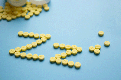 Yellwo pills spelling "Zz" on a blue backgrouns"Zz" on a blue backgrouns